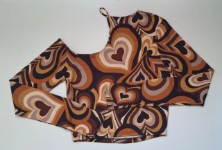 Top Asimétrico Corazones Retro Bershka Talla S