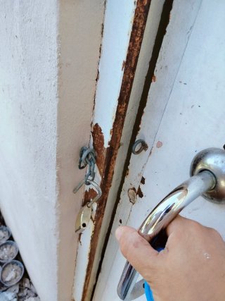 Puerta metálica exterior