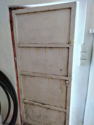 Puerta metálica exterior