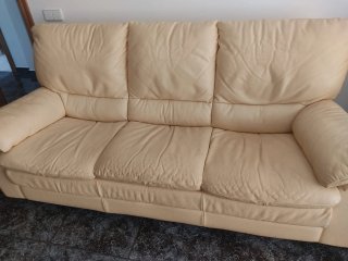 Sofá de piel beige