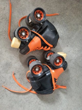 Patines con ruedas naranja y negro