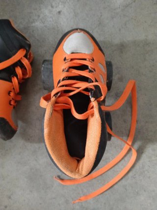 Patines con ruedas naranja y negro