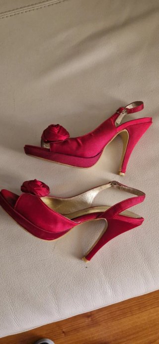 Zapatos de tacón rojos talla 35