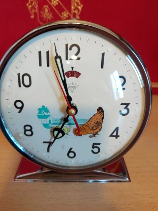 Orologio sveglia vintage con gallina
