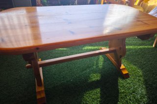 Mesa de comedor rústica de pino
