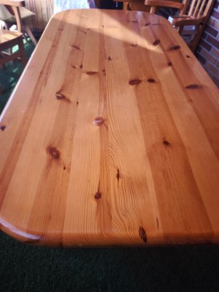 Mesa de comedor rústica de pino