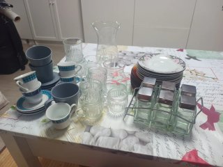 Juego de tazas, vasos, platos y especieros