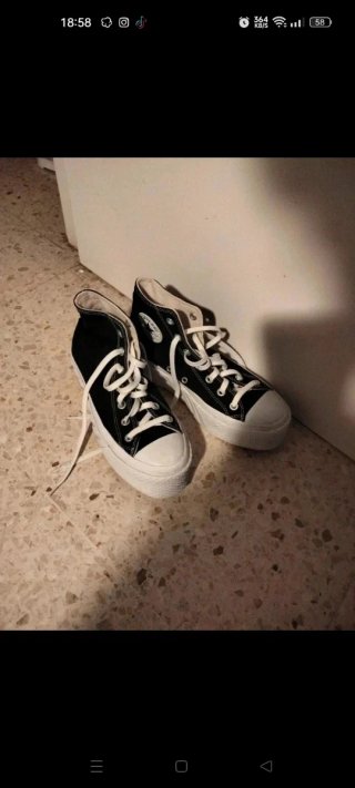 Zapatos casuales negros y blancos
