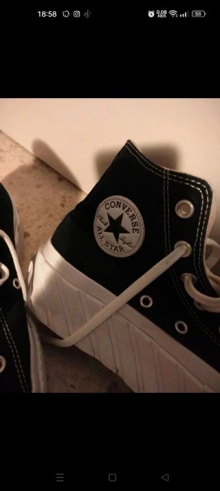 Zapatos casuales negros y blancos