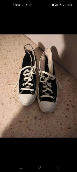 Zapatos casuales negros y blancos