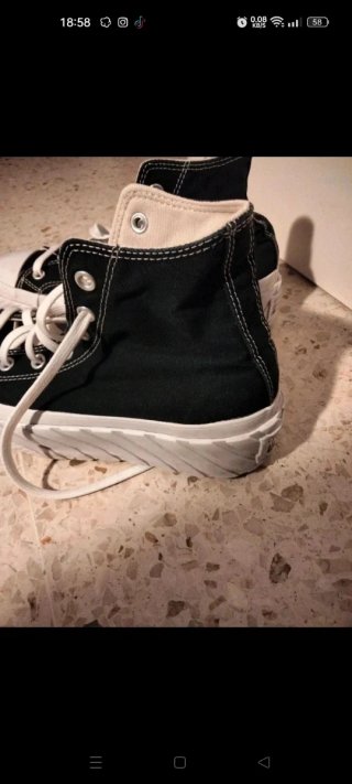 Zapatos casuales negros y blancos