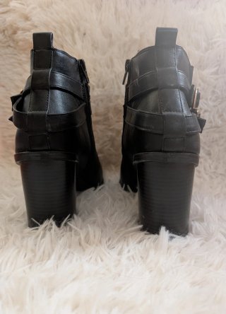 Botines de tacón negros con hebillas doradas