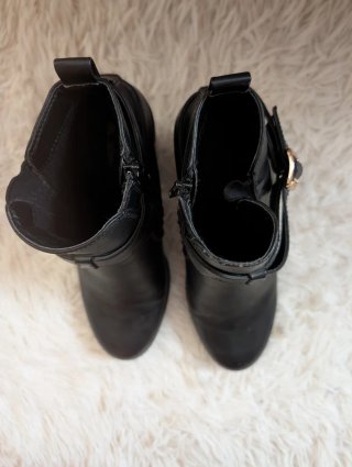 Botines de tacón negros con hebillas doradas