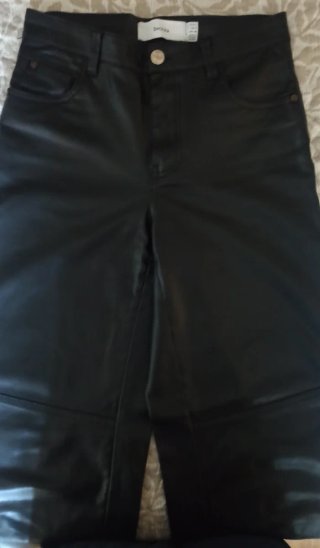 Pantalón efecto piel chica