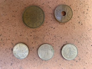 4 billetes y más de 10 monedas antiguas originales