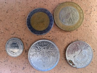 4 billetes y más de 10 monedas antiguas originales