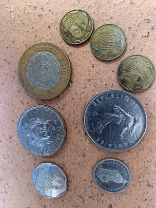 4 billetes y más de 10 monedas antiguas originales