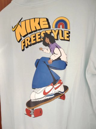 Camiseta Nike moderna dibujo skate loose fit
