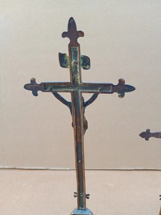 Crucifijo de altar de bronce siglo XIX cruz inri