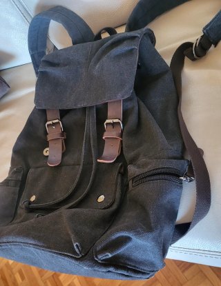 Mochila de viaje gris  y marrón. Mide 45x30x18.