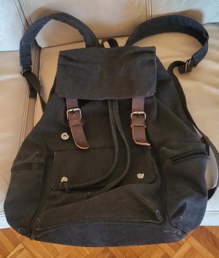 Mochila de viaje gris  y marrón. Mide 45x30x18.