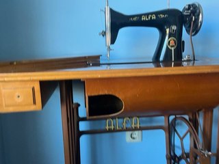 Máquina de coser Alfa antigua