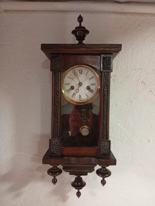 Reloj de pared antiguo de madera