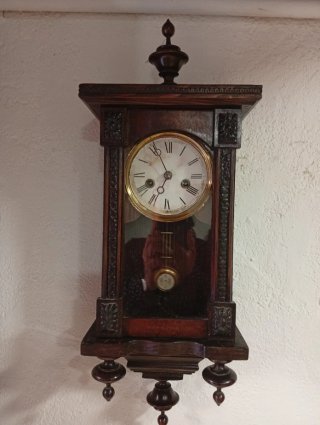 Reloj de pared antiguo de madera