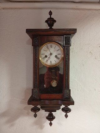 Reloj de pared antiguo de madera