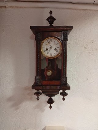 Reloj de pared antiguo de madera