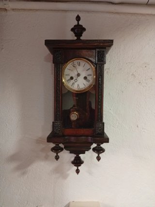 Reloj de pared antiguo de madera