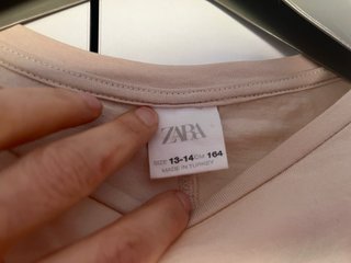Camiseta Zara tachuelas beige