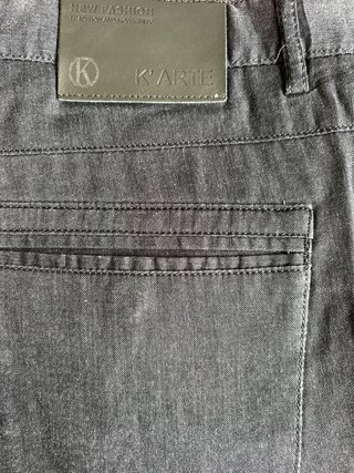 Pantalón vaquero gris.