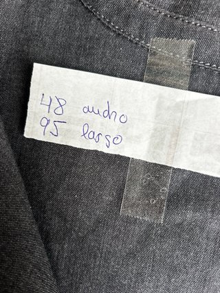Pantalón vaquero gris.