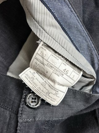 Pantalón vaquero gris.