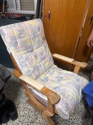 Silla Mecedora de Madera con Cojín