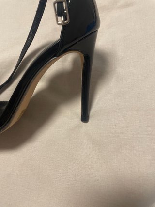 Sandalia tacón negro charol elegante