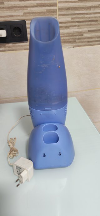 Aspirador de mano azul con base de carga