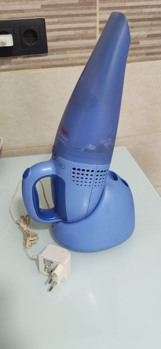 Aspirador de mano azul con base de carga