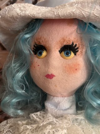 Muñeca de fieltro Layna