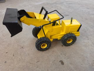 Tractor de metal amarillo