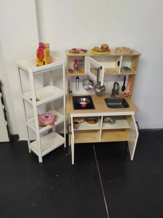 Cocina de madera con accesorios