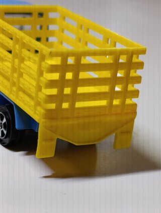 CAMION CON CAJA DE CARGA PLAYME 1/64