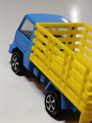 CAMION CON CAJA DE CARGA PLAYME 1/64