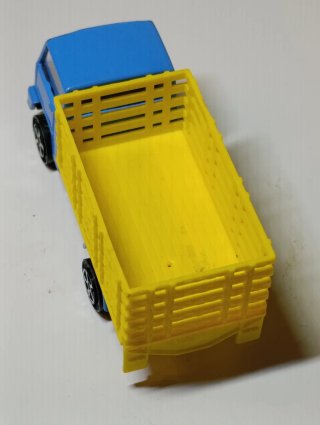 CAMION CON CAJA DE CARGA PLAYME 1/64