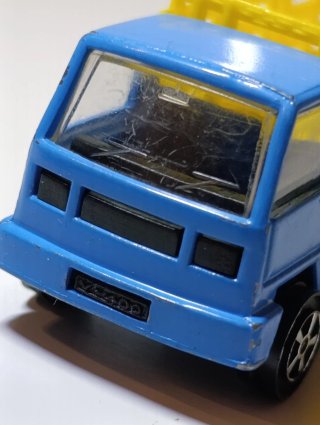 CAMION CON CAJA DE CARGA PLAYME 1/64