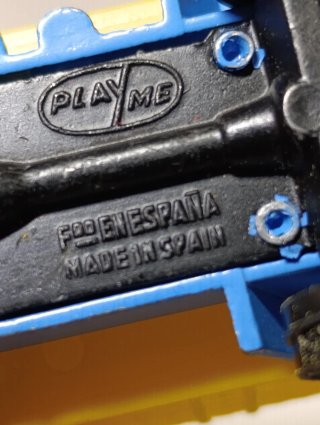 CAMION CON CAJA DE CARGA PLAYME 1/64