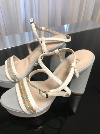 Zapatos de tacón LODI grises y blancos