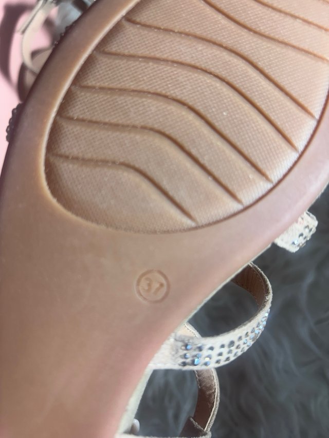 Sandalias Alma en Pena Beige y Doradas
