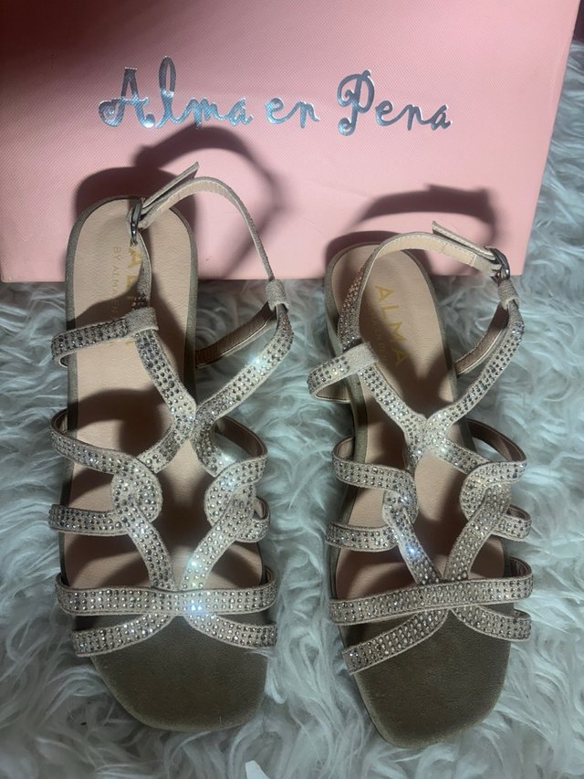 Sandalias Alma en Pena Beige y Doradas